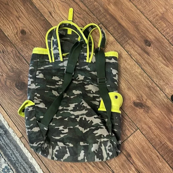 Backpack - Picture 3 of 7